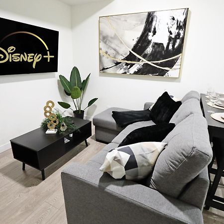 Elegant Escape With King Bed, Long Stays, Wem, Disney Edmonton Exterior foto